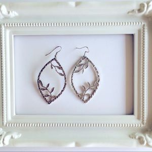 🌸 Oval leaf drop earrings - Like New!